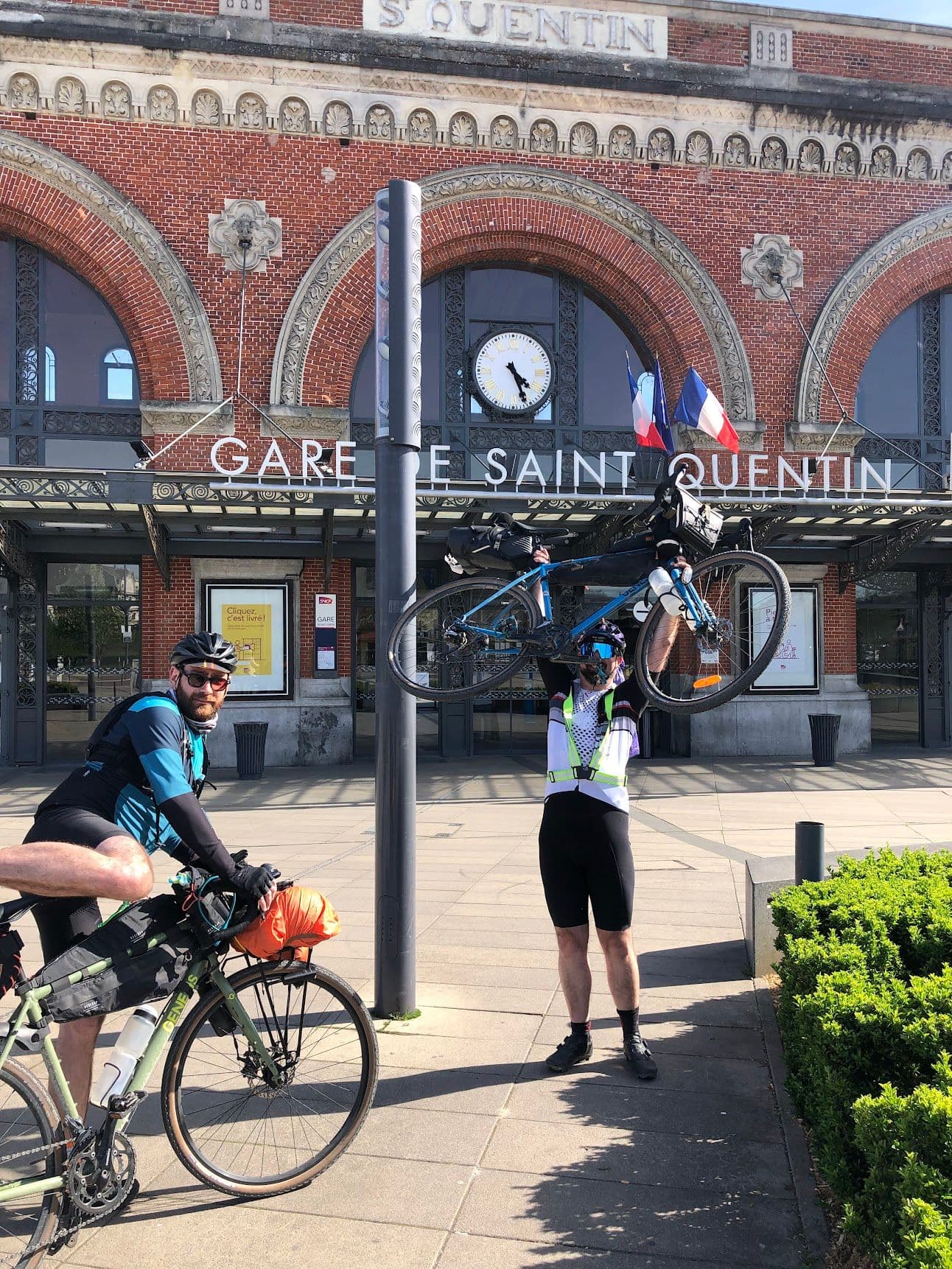 On va prendre le train et ça fait deux jours qu'on roule face au vent. Donc je fais une pause de super héro avec mon vélo soulevé de terre.